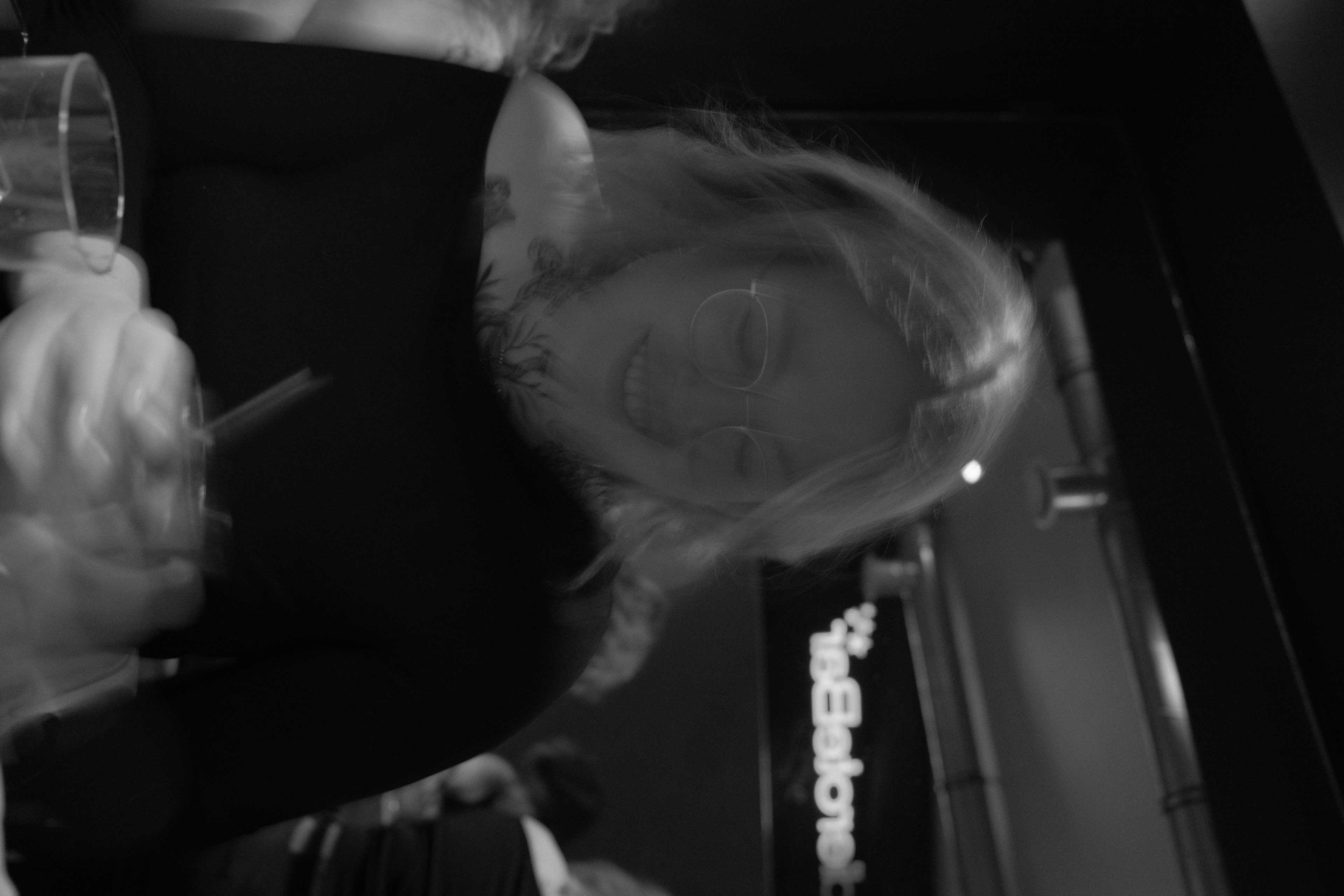 Daniela Tschumak beim Tätowieren im Studio